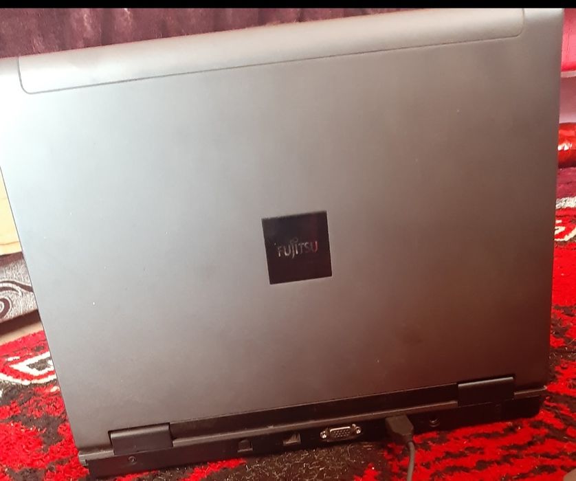 Vând laptop Fujitsu Esprimo  Mobile  citiți descrierea.