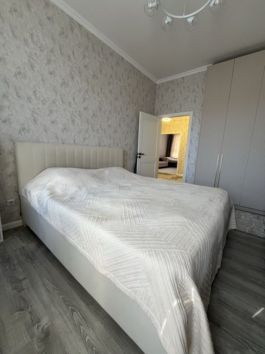 Продам двухспальную кровать с матрасом