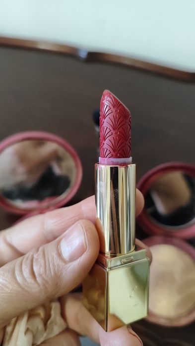 Червило Estee lauder , пудра и бронзант и четка Kiko Milano.