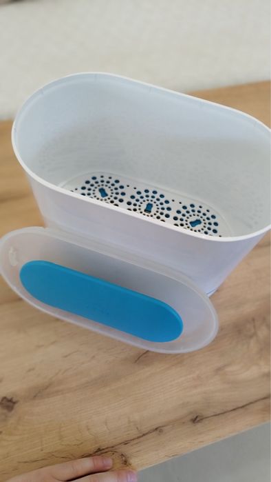 Стерилизатор Phillips Avent с пълен комплект шишета и помпа за кърма