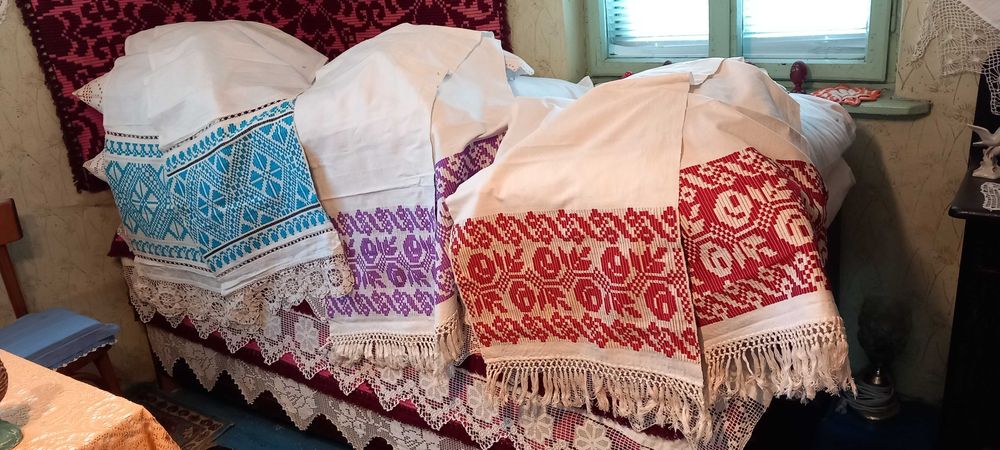 Vând coverturi - ,, lipideu ,, din lână țesute manual  - 1250 lei neg,