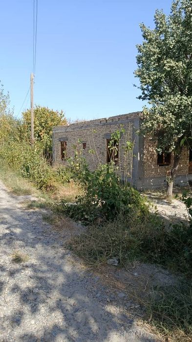 Shofirkon tumanida qurilishi bitmagan uchastka sotiladi