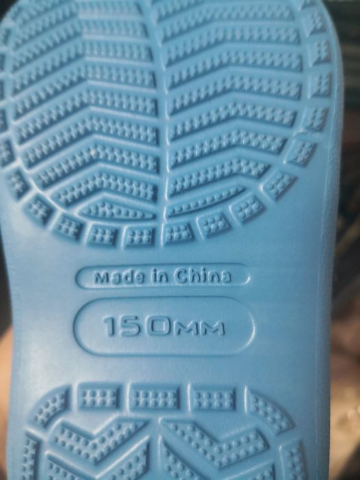 Vând geaca baieti 2 ani si cizmulite de ploaie marime 22-23