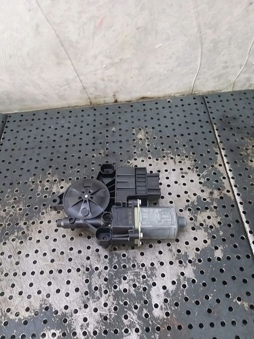 Motoras macara dreapta fata vw t cross c11 d31 2q0959406g 0130822065