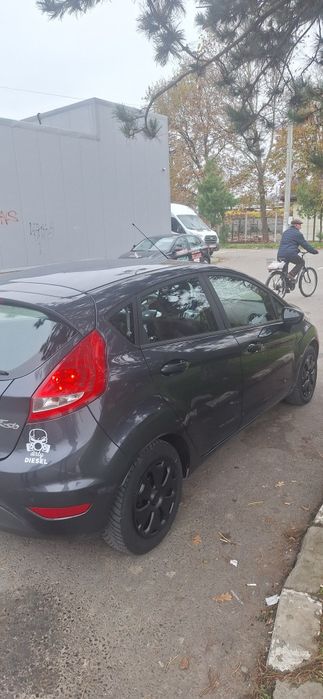 Vând Ford fiesta