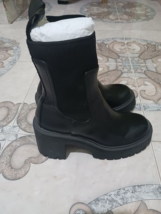 Дамски боти Mango с масивен ток.