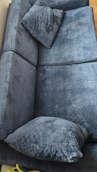 Подарявам разтегателен диван и масичка