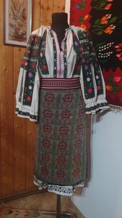REDUCERE 25%! Costum popular (Ie/camasa cu poale, fota/catrinta)