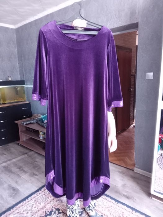 Продам платье велюровое б/у одивали 1 раз 50 размер