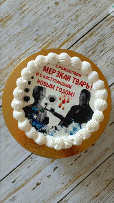 Торты с шоколадными рисунками и печатью.