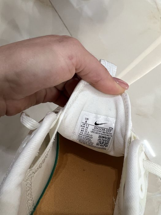 Дамски бели маратонки Nike