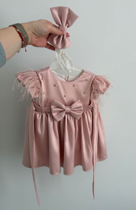 Rochița roz pudrat 1 an, pene, perle, fundița; +accesoriu păr