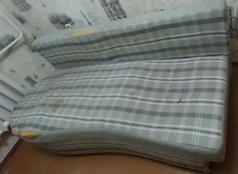 Диван-кровать, отдам даром.