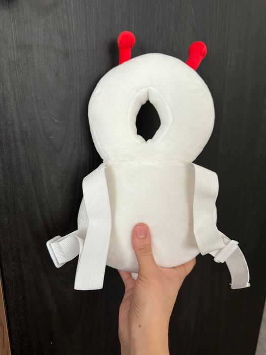 Детская защитная подушка-рюкзачок для головы (в виде божьей коровки).