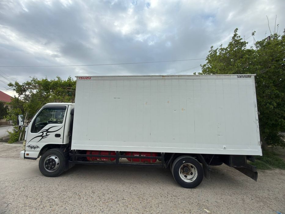 Isuzu 2015-yil, yurib ketayotgan ishlab turgan moshina.