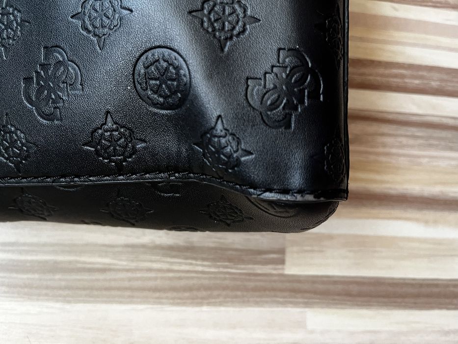 Чантичка Guess