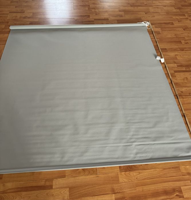 2 jaluzele rulou, una gri si una alba mai mica