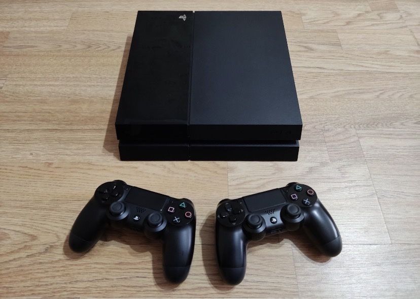 Продам  Sony Playstation 4 1Tb Прошитая