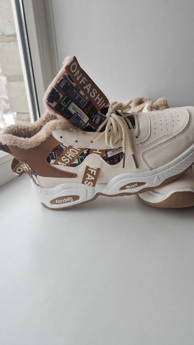 Новые утепленные кроссовки