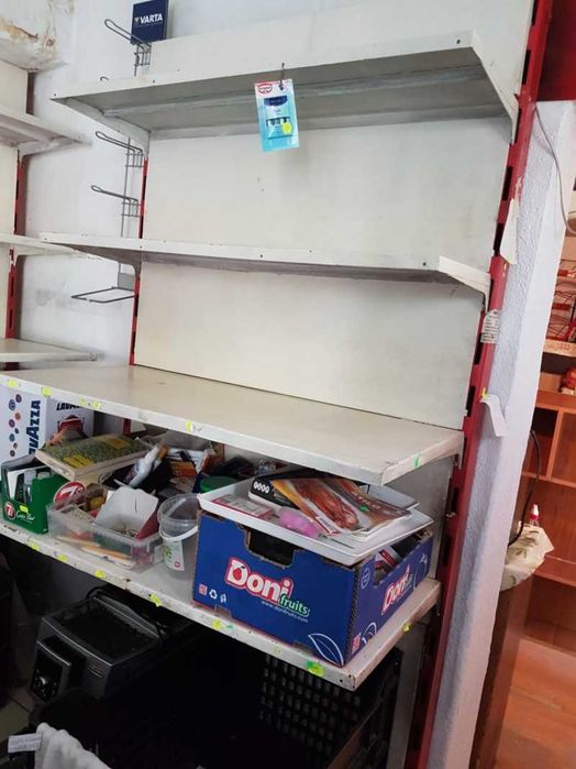 Прадавам два метални стилажа.