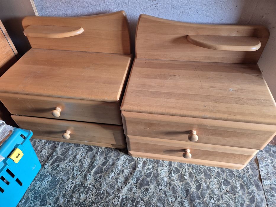 Vind 2 somiere și 2 noptiere