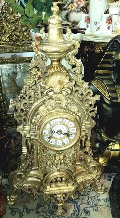 Старинен часовник с два свещника, много красива изработка!
