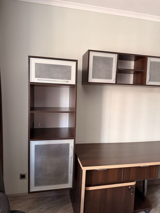 Рабочий стол со шкафами