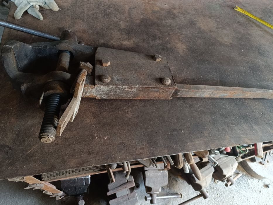 Тисы кузнечные (тиски)