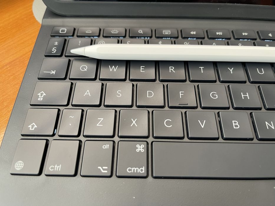 Tabletă iPad Air 5 M1 8GB Ram + Apple Pencil 2 + Logi Folio Pro
