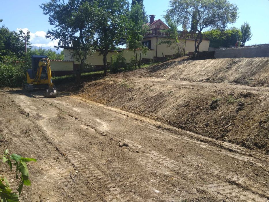 Услуги с Багер, Валяк ,Бобкати , Чук и Самосвали до .БИК-СТРОЙ ООД