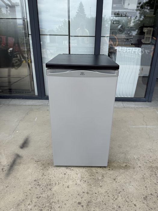 Сив Малък хладилник с камера Whirlpool 45 см