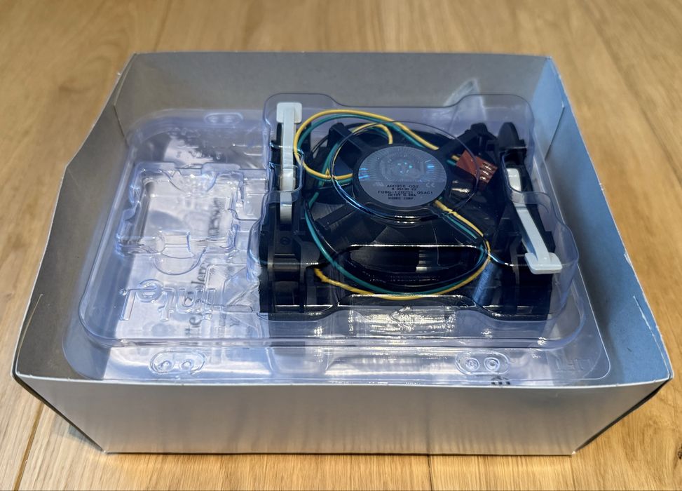 Cooler CPU socket PGA 370 original Intel si cadru de retentie