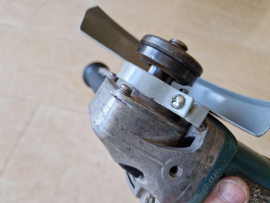 Makita 9558 HNR  - polizor unghiular