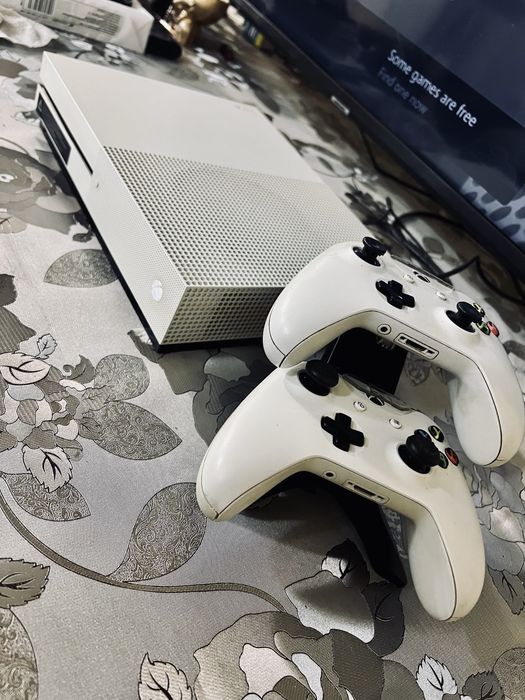 Xbox One + console