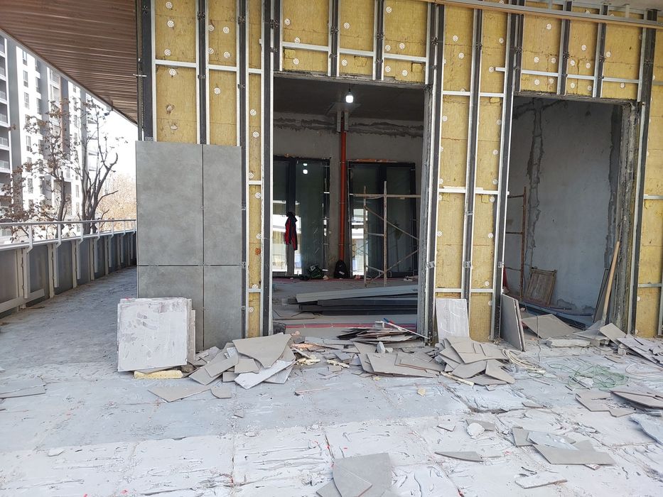 Делаем демонтаж квартира подготавливаем к ремонту копаем подвал