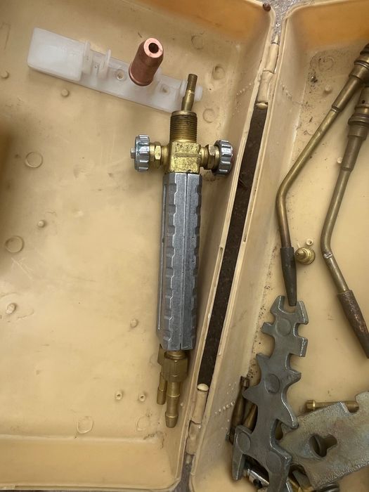 Продавам две кислородни бутилки, с тях също има резач и две горелки!