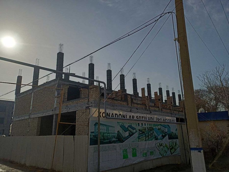 Продаются квартиры и магазины в центре Кагана вдоль дороги.