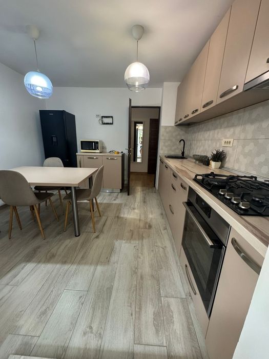 Închiriez apartament 3 camere, 2bai, Centrala termica