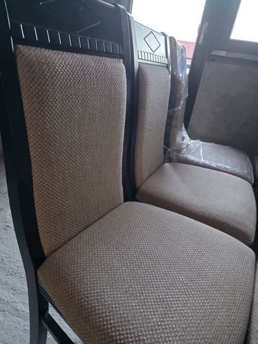 Vand scaune. 170 lei buc. Din lemn masiv.