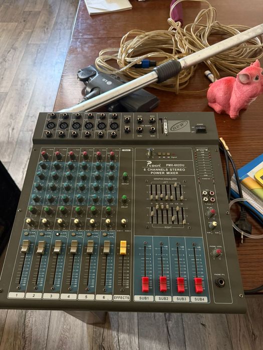 Микшерный пульт с акустические колонками