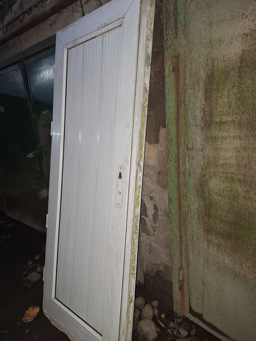 пластиковый дверь продам