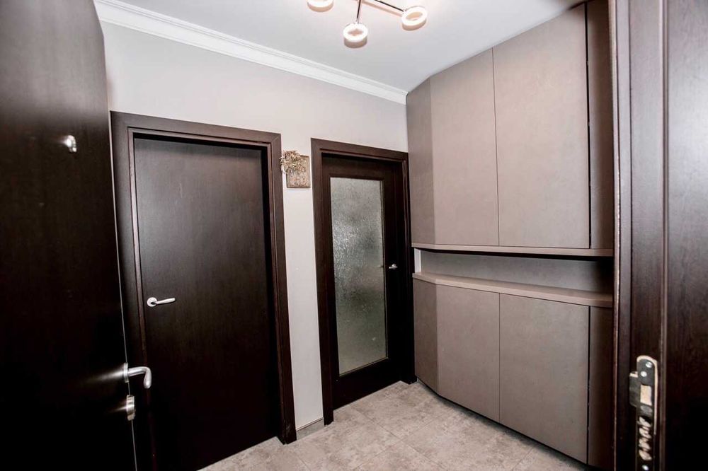 Дава се под наем Тристаен апартамент в Бургас, Център - 90 кв.м за 816 € - Снимка #6