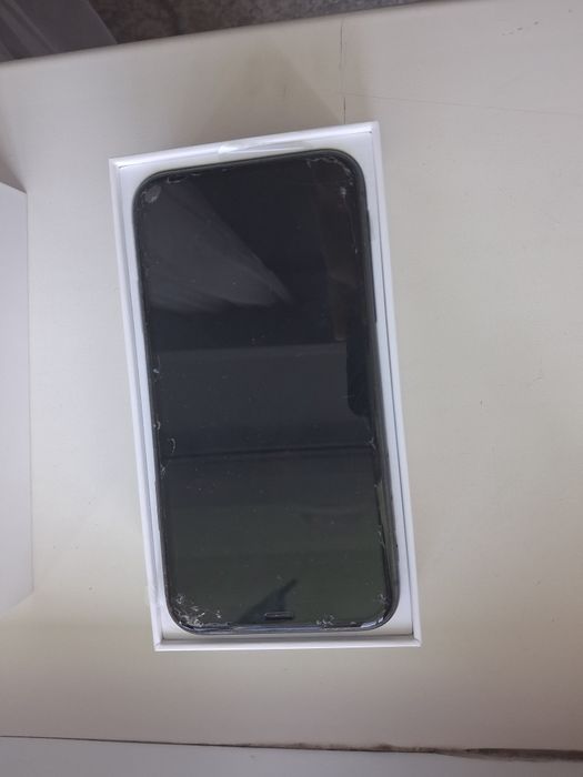 Продам Айфон 11.