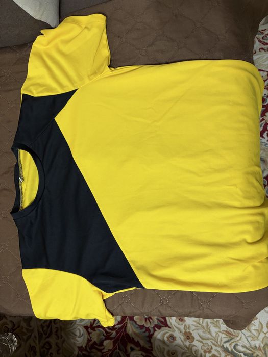 Жълта блуза за футбол с номер 15. Размер M.