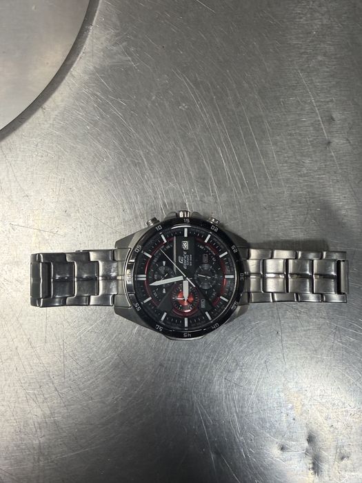 Продавам часовник casio