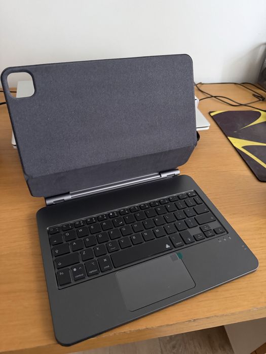 Husa Magic Keyboard iPad Air 11” cu tastatura iluminata