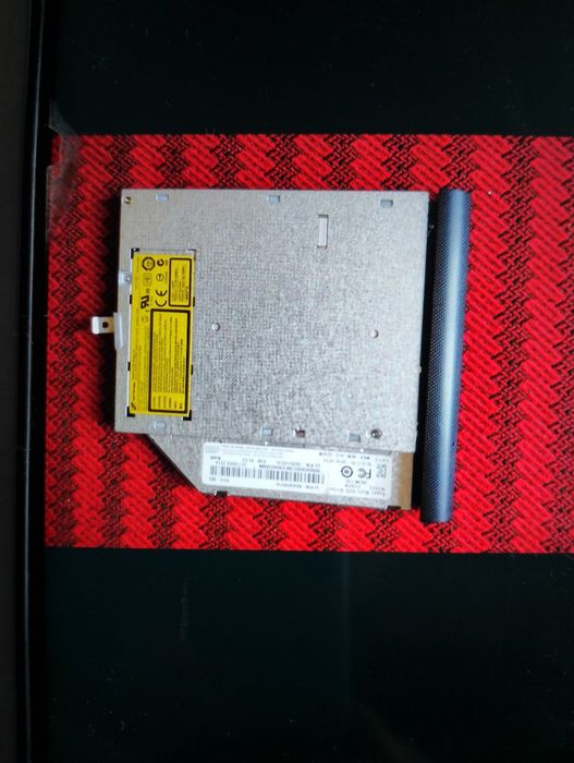 Unitate optică pentru CD uri și DVD uri pentru laptopuri