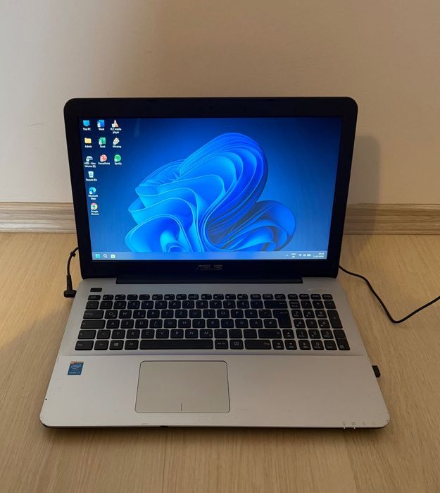 Asus X555L (Intel i3-4010U; 8 GB DDR3L; 128 GB SSD & 500 GB HDD; 15.6 HD)