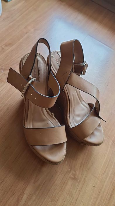 Сандали Stradivarius