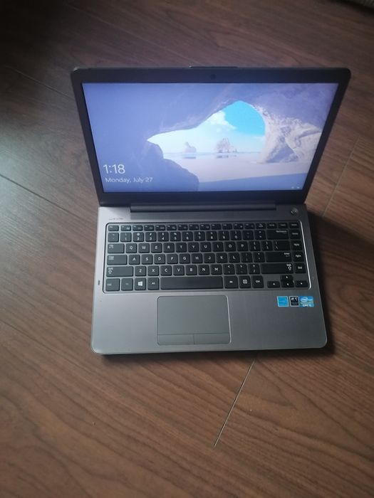 Vând Laptop SAMSUNG Negociabil.